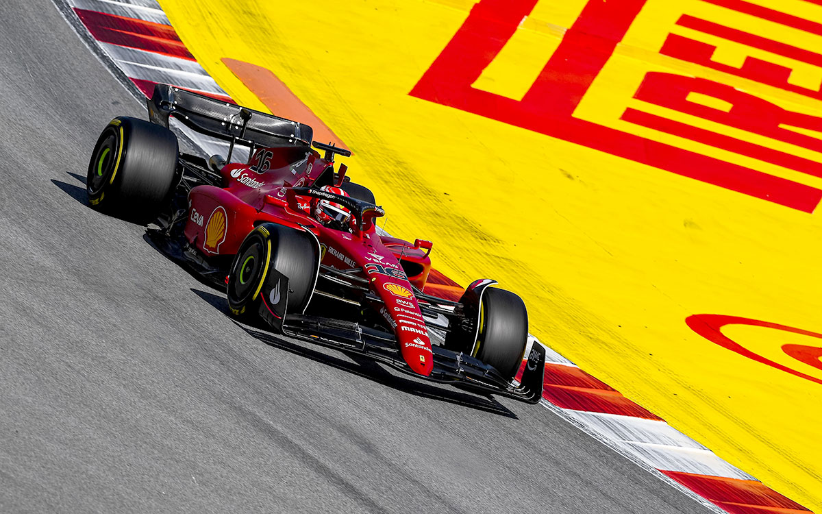 2022年F1西班牙大奖赛，勒克莱尔驾驶法拉利在加泰罗尼亚赛道行驶