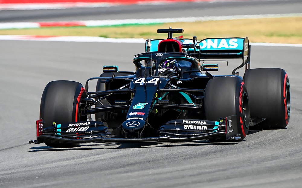 2020年F1西班牙大奖赛排位赛,行驶在加泰罗尼亚赛道的梅赛德斯W11(刘易斯·汉密尔顿)