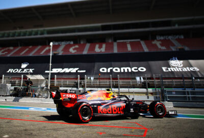 2020年F1西班牙大奖赛排位赛，加泰罗尼亚赛道主看台与红牛-本田RB16（亚历山大·阿尔本）