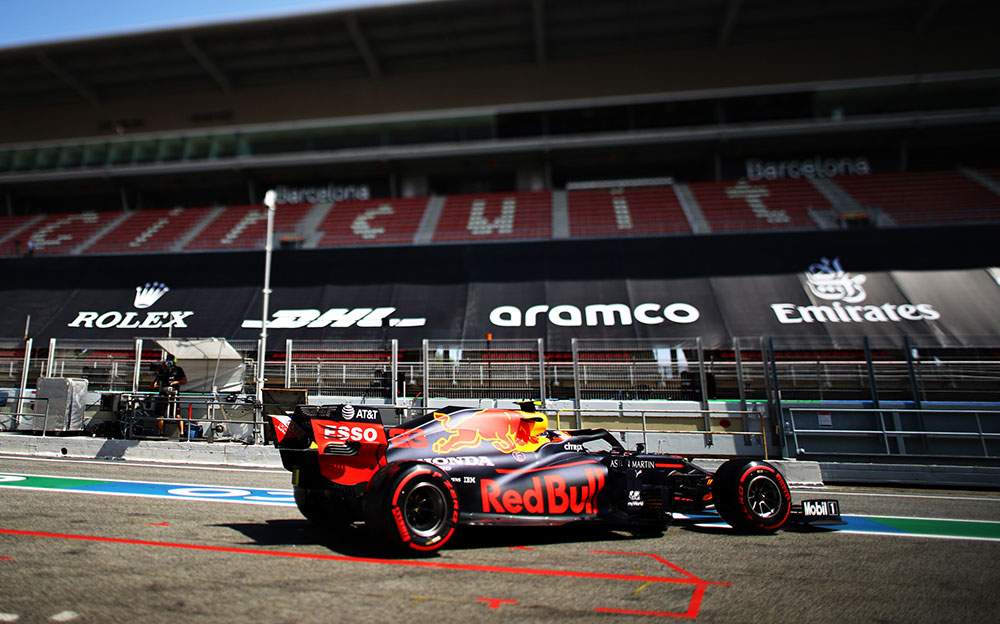 2020年F1西班牙大奖赛排位赛，加泰罗尼亚赛道主看台与红牛-本田RB16（亚历山大·阿尔本）