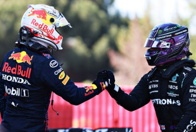 2021年F1西班牙大奖赛排位赛，完赛后相互致意的汉密尔顿（梅赛德斯）与维斯塔潘（红牛）