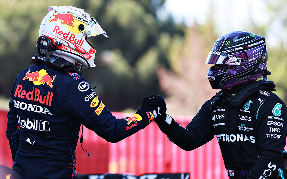 2021年F1西班牙大奖赛排位赛，完赛后相互致意的汉密尔顿（梅赛德斯）与维斯塔潘（红牛）
