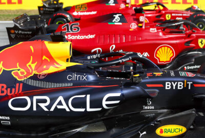 2022年F1西班牙大奖赛排位赛，排位结束后停在发车格上的维斯塔潘红牛RB18与法拉利F1-75