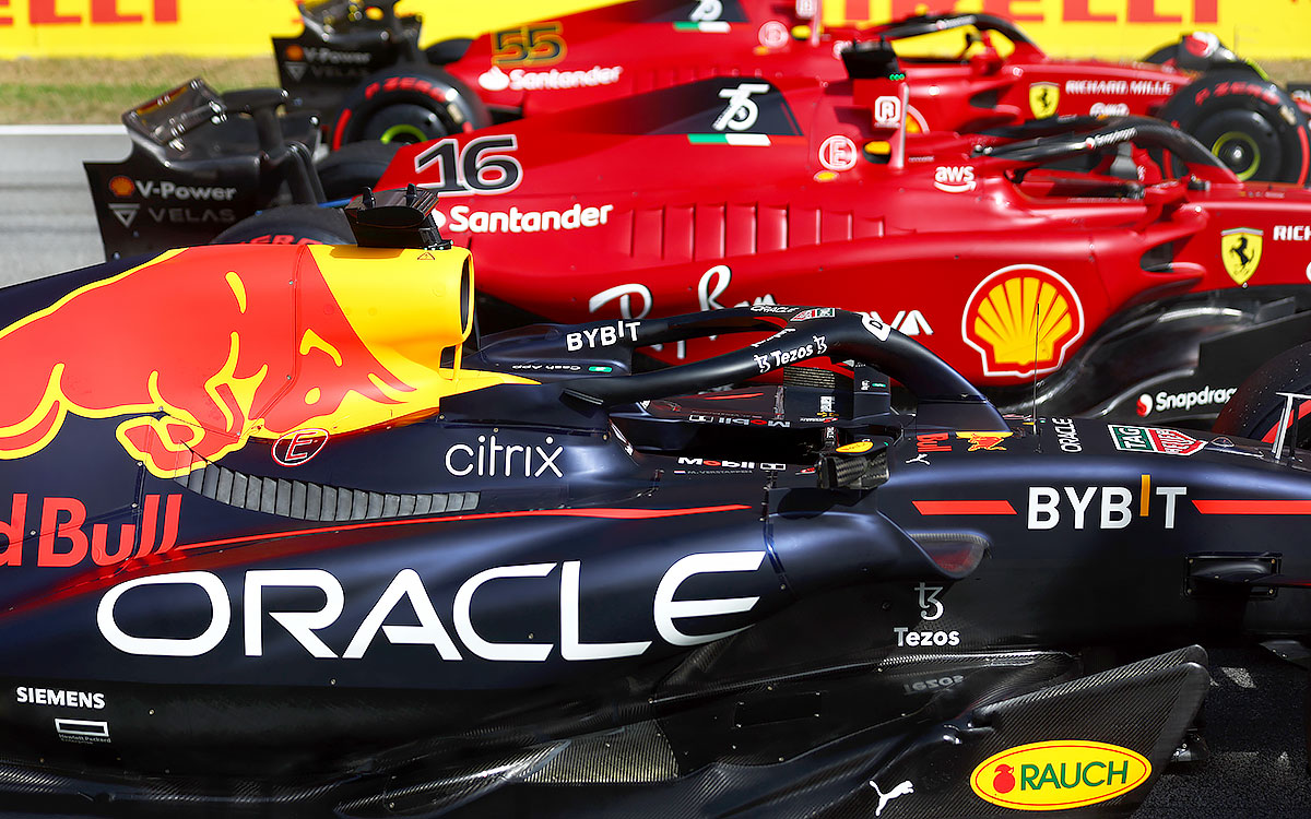 2022年F1西班牙大奖赛排位赛，排位结束后停在发车格上的维斯塔潘红牛RB18与法拉利F1-75