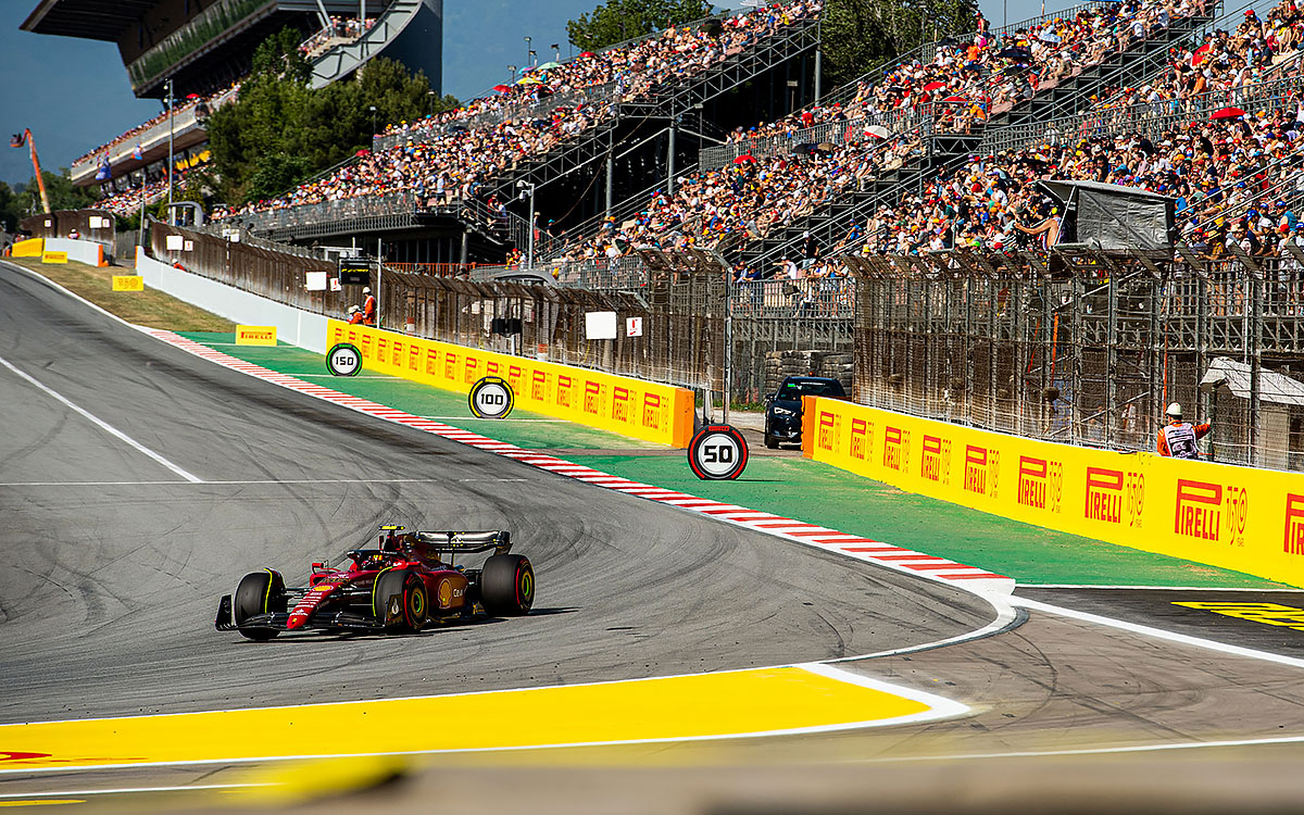 2022年F1西班牙大奖赛,勒克莱尔驾驶法拉利冲过加泰罗尼亚赛道1号弯