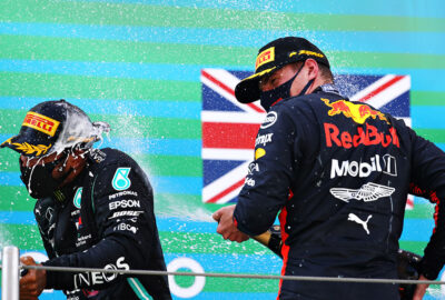 2020年F1西班牙大奖赛正赛，在领奖台上互喷香槟的红牛-本田车手马克斯·维斯塔潘与梅赛德斯车手刘易斯·汉密尔顿