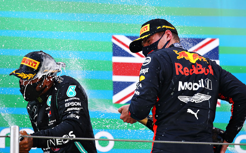 2020年F1西班牙大奖赛正赛，在领奖台上互喷香槟的红牛-本田车手马克斯·维斯塔潘与梅赛德斯车手刘易斯·汉密尔顿