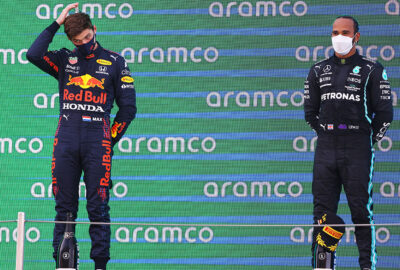 2021年F1西班牙大奖赛正赛，登上领奖台的维斯塔潘（红牛）与汉密尔顿（梅赛德斯）