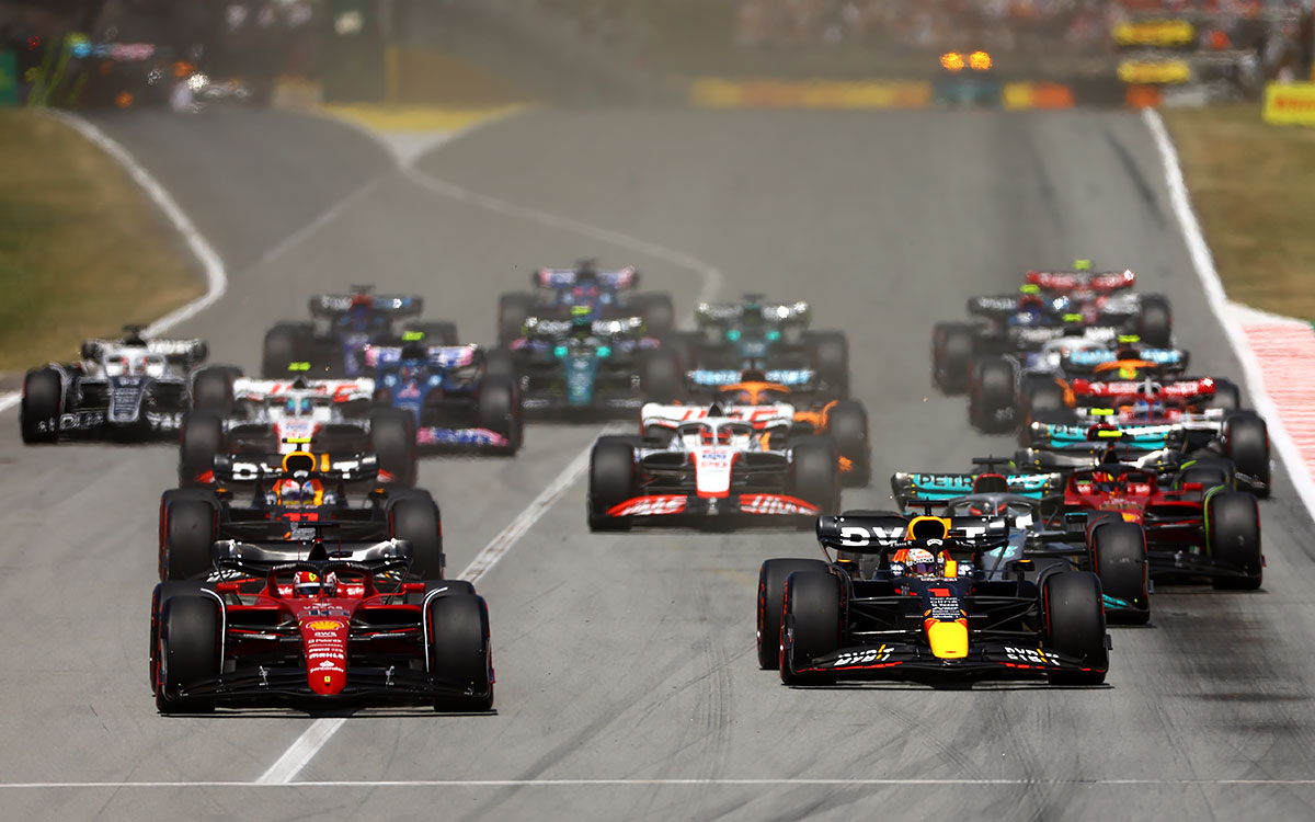 2022年F1西班牙大奖赛正赛发车后的1号弯