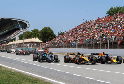 2025年F1西班牙大奖赛正赛发车，维斯塔潘、诺里斯与拉塞尔争夺位置