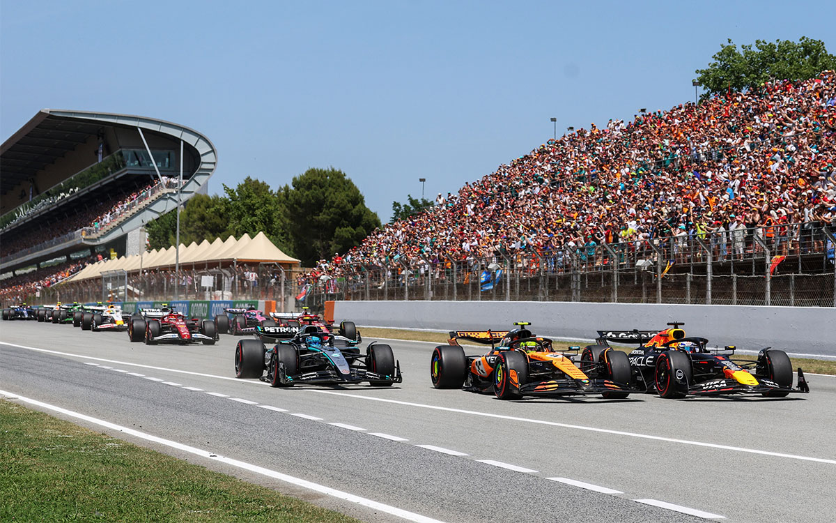 2025年F1西班牙大奖赛正赛发车，维斯塔潘、诺里斯与拉塞尔争夺位置