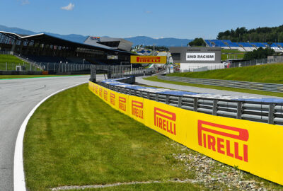 2020年F1施蒂利亚大奖赛一练，红牛环赛道最后一个弯角附近