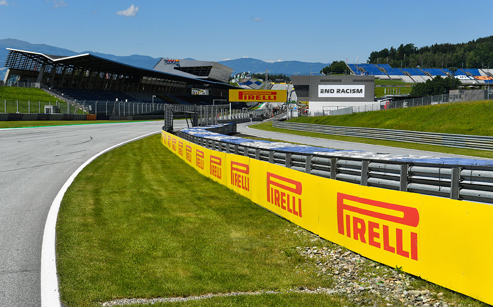 2020年F1施蒂利亚大奖赛一练，红牛环赛道最后一个弯角附近