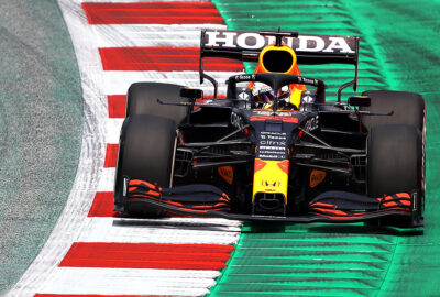 2021年F1施蒂利亚大奖赛二练，驶过红牛环最后10号弯的维斯塔潘