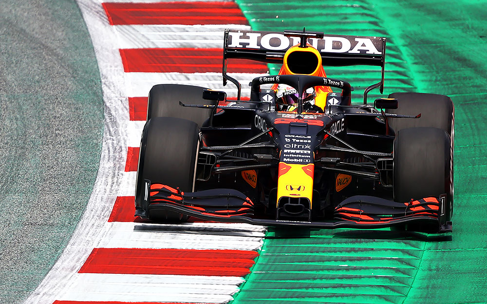 2021年F1施蒂利亚大奖赛二练，驶过红牛环最后10号弯的维斯塔潘