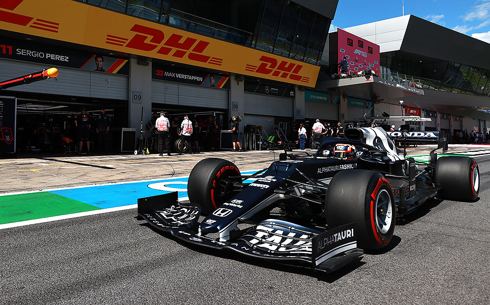 2021年F1施蒂利亚大奖赛排位赛,行驶在红牛环维修通道的红牛二队车手角田裕毅