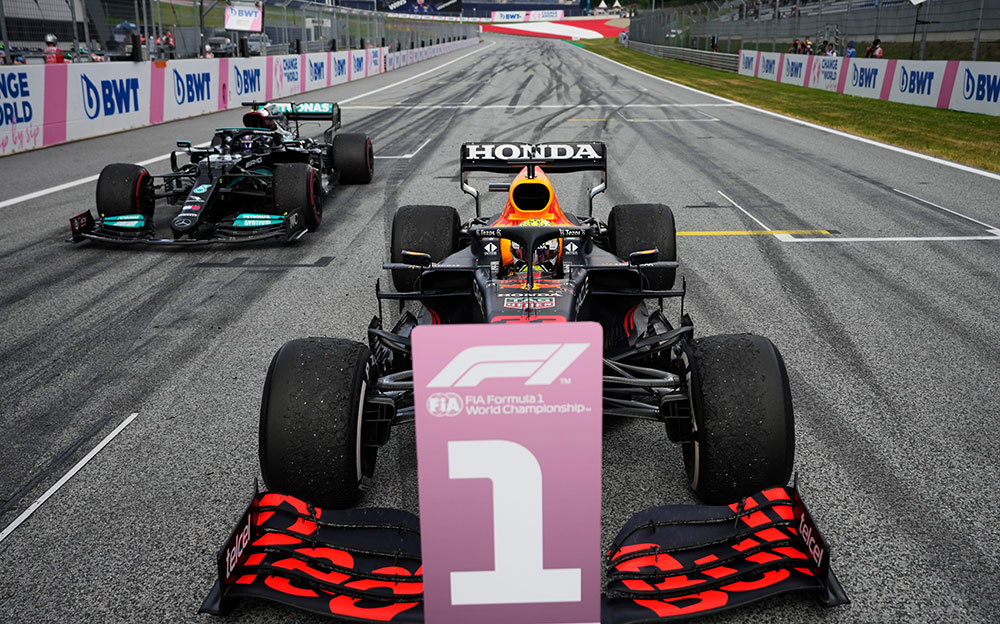 2021年F1施蒂利亚大奖赛正赛,将红牛RB16B停在P1板前的维斯塔潘