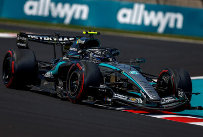 2026年F1日本大奖赛首日练习，安东内利驾驶梅赛德斯攻向铃鹿赛道最后减速弯