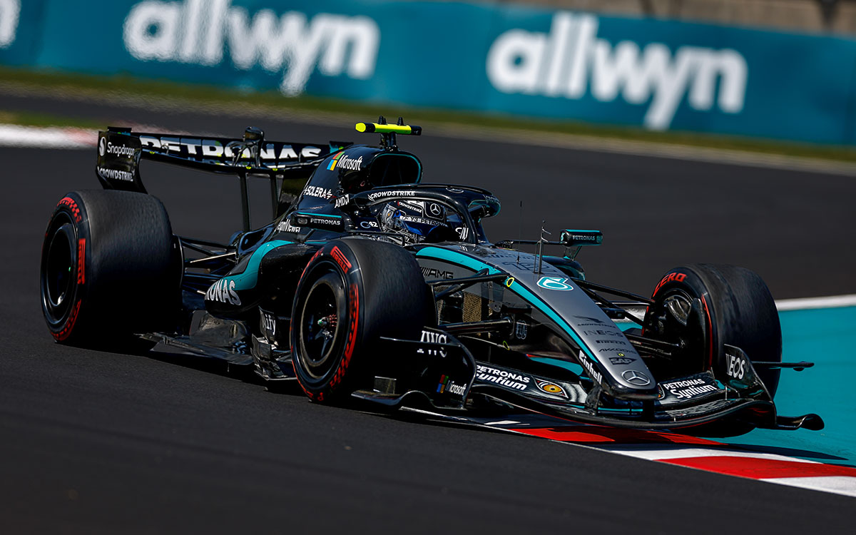 2026年F1日本大奖赛首日练习，安东内利驾驶梅赛德斯攻向铃鹿赛道最后减速弯