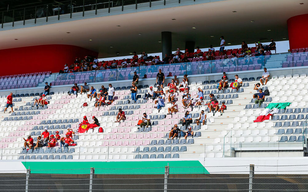 2020年F1托斯卡纳大奖赛一练,穆杰罗赛道主看台上少量入场的观众