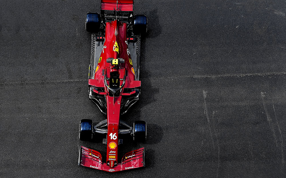 2020年F1托斯卡纳大奖赛,涂装回F1亮相时深红色的法拉利SF1000