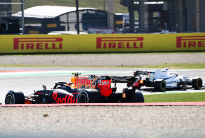 2020年F1托斯卡纳大奖赛二练，左后侧安装巨大空气动力学翼片进行测试的红牛-本田RB16