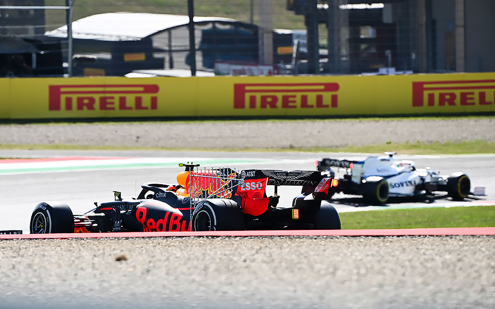2020年F1托斯卡纳大奖赛二练，左后侧安装巨大空气动力学翼片进行测试的红牛-本田RB16