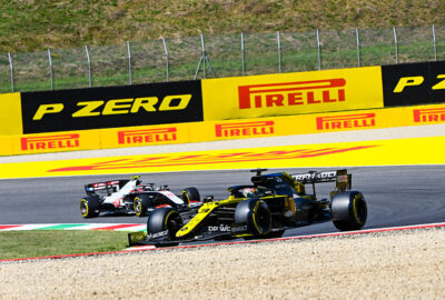 2020年F1托斯卡纳大奖赛三练，行驶在穆杰罗赛道的雷诺与哈斯赛车