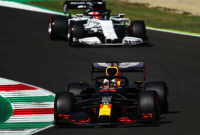 2020年F1托斯卡纳大奖赛排位赛，驾驶红牛-本田的马克斯·维斯塔潘与红牛二队-本田的丹尼尔·科维亚特