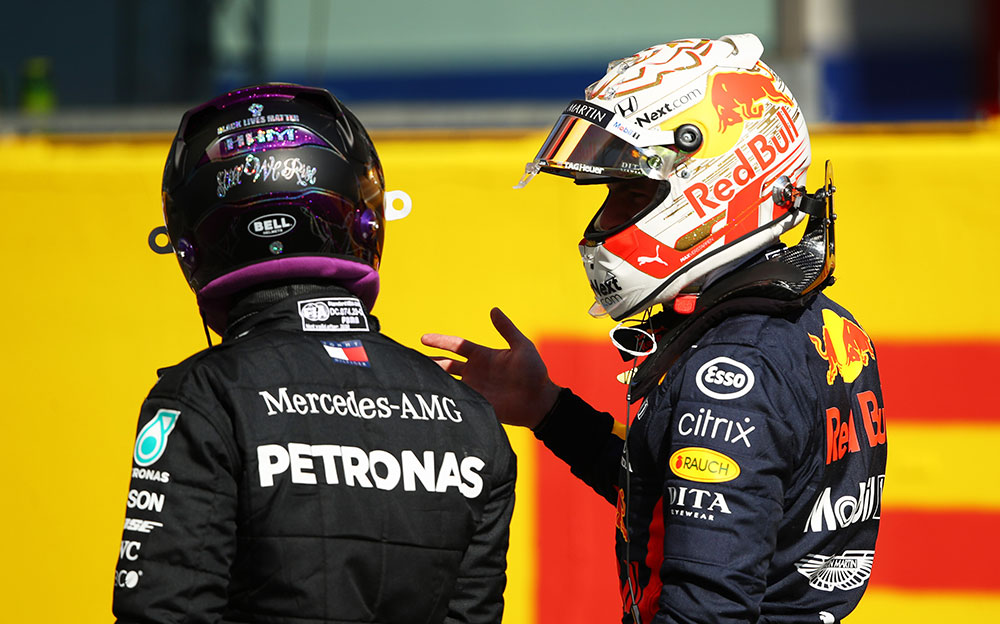 2020年F1托斯卡纳大奖赛排位赛,赛后交谈的红牛-本田车手马克斯·维斯塔潘与梅赛德斯车手刘易斯·汉密尔顿