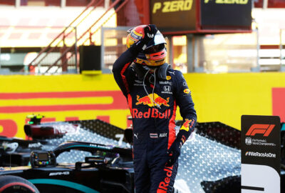 2020年F1托斯卡纳大奖赛正赛，以第三名完赛后向看台车迷挥手致意的红牛-本田车手亚历山大·阿尔本