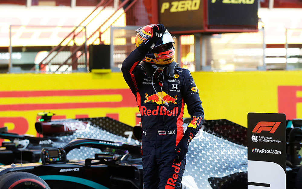 2020年F1托斯卡纳大奖赛正赛，以第三名完赛后向看台车迷挥手致意的红牛-本田车手亚历山大·阿尔本