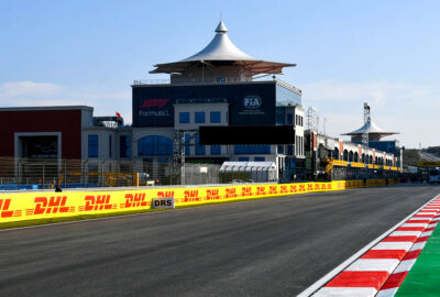 2020年F1土耳其大奖赛一练，伊斯坦布尔公园赛道的主直道与维修区