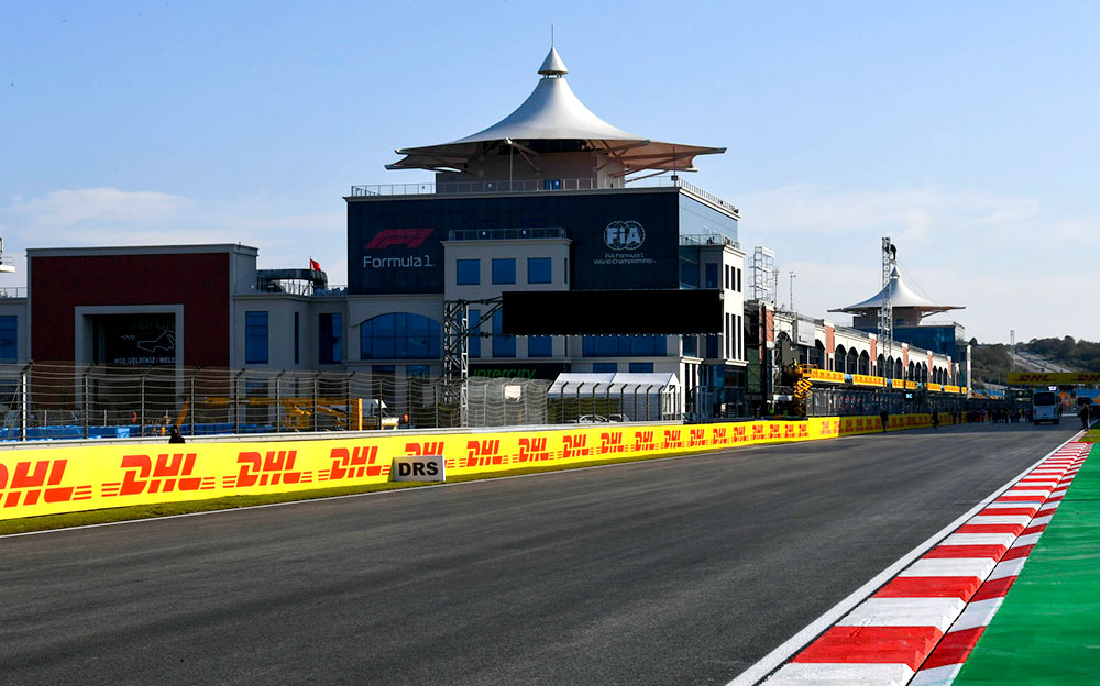 2020年F1土耳其大奖赛一练，伊斯坦布尔公园赛道的主直道与维修区