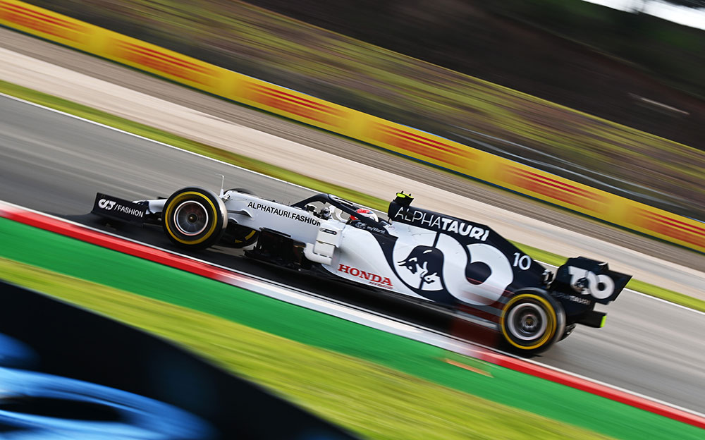 2020年F1土耳其大奖赛一练，行驶在伊斯坦布尔公园赛道的红牛二队-本田车手皮埃尔·加斯利