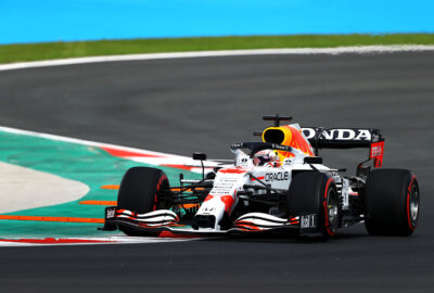 2021年F1土耳其大奖赛一练，行驶在伊斯坦布尔公园赛道的本田特别规格白色涂装红牛RB16B（维斯塔潘）