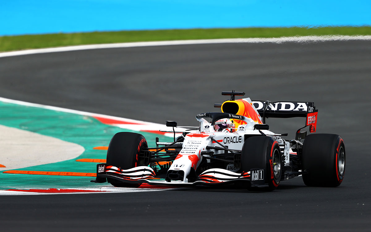 2021年F1土耳其大奖赛一练，行驶在伊斯坦布尔公园赛道的本田特别规格白色涂装红牛RB16B（维斯塔潘）