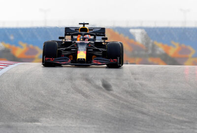 2020年F1土耳其大奖赛二练，行驶在伊斯坦布尔公园赛道的红牛-本田车手马克斯·维斯塔潘