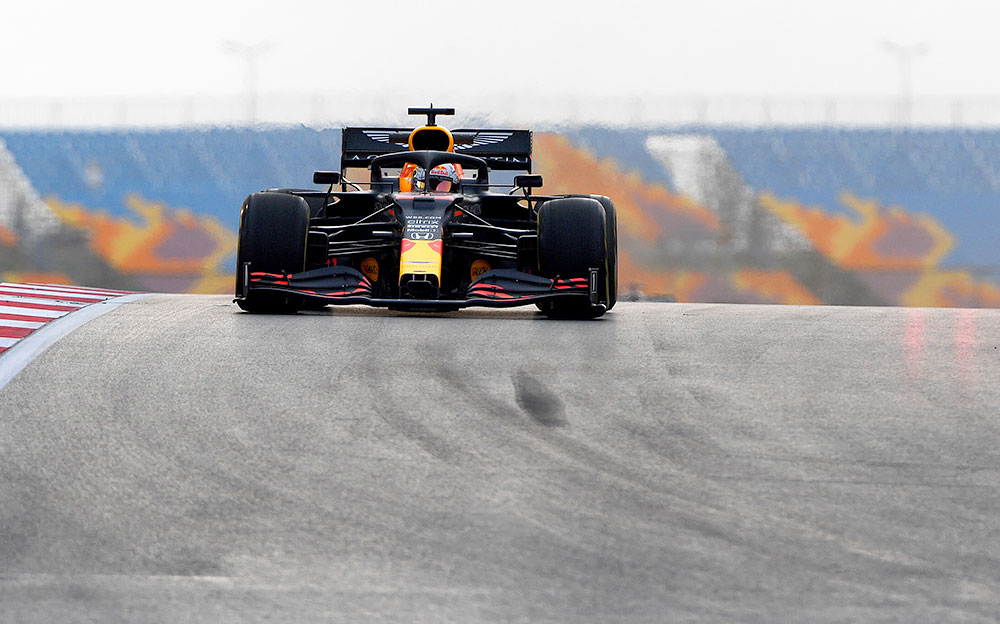 2020年F1土耳其大奖赛二练，行驶在伊斯坦布尔公园赛道的红牛-本田车手马克斯·维斯塔潘