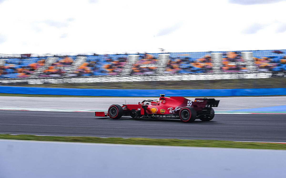 2021年F1土耳其大奖赛自由练习,行驶在伊斯坦布尔公园赛道的法拉利车手塞恩斯