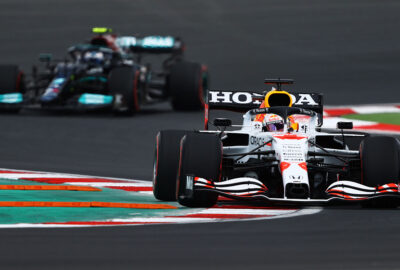 2021年F1土耳其大奖赛二练，行驶在伊斯坦布尔公园赛道的红牛车手维斯塔潘与梅赛德斯车手博塔斯