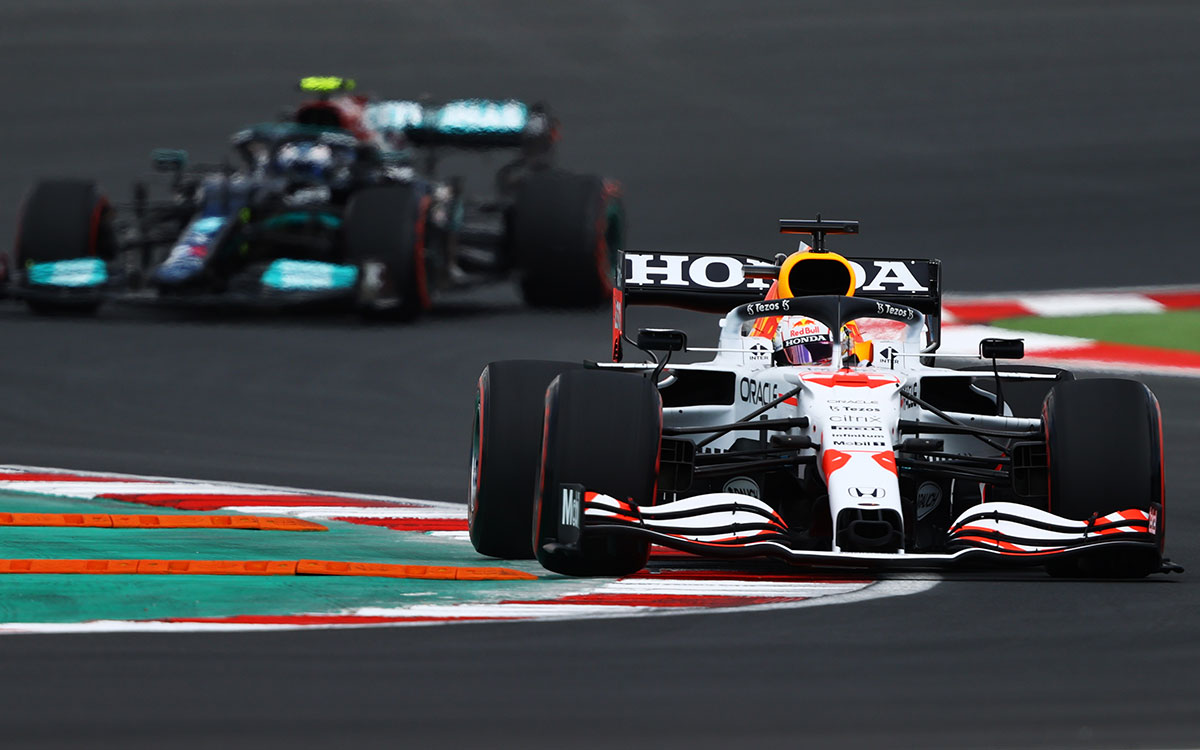 2021年F1土耳其大奖赛二练，行驶在伊斯坦布尔公园赛道的红牛车手维斯塔潘与梅赛德斯车手博塔斯