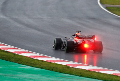 2020年F1土耳其大奖赛三练，驾驶装着半雨胎的红牛-本田RB16的马克斯·维斯塔潘