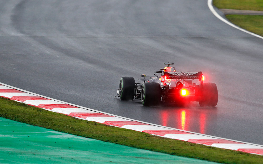 2020年F1土耳其大奖赛三练，驾驶装着半雨胎的红牛-本田RB16的马克斯·维斯塔潘