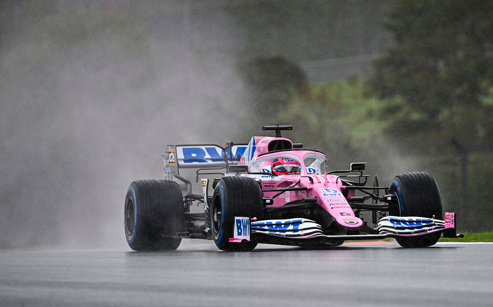 2020年F1土耳其大奖赛三练，行驶在雨中伊斯坦布尔公园赛道的赛点车手塞尔希奥·佩雷兹
