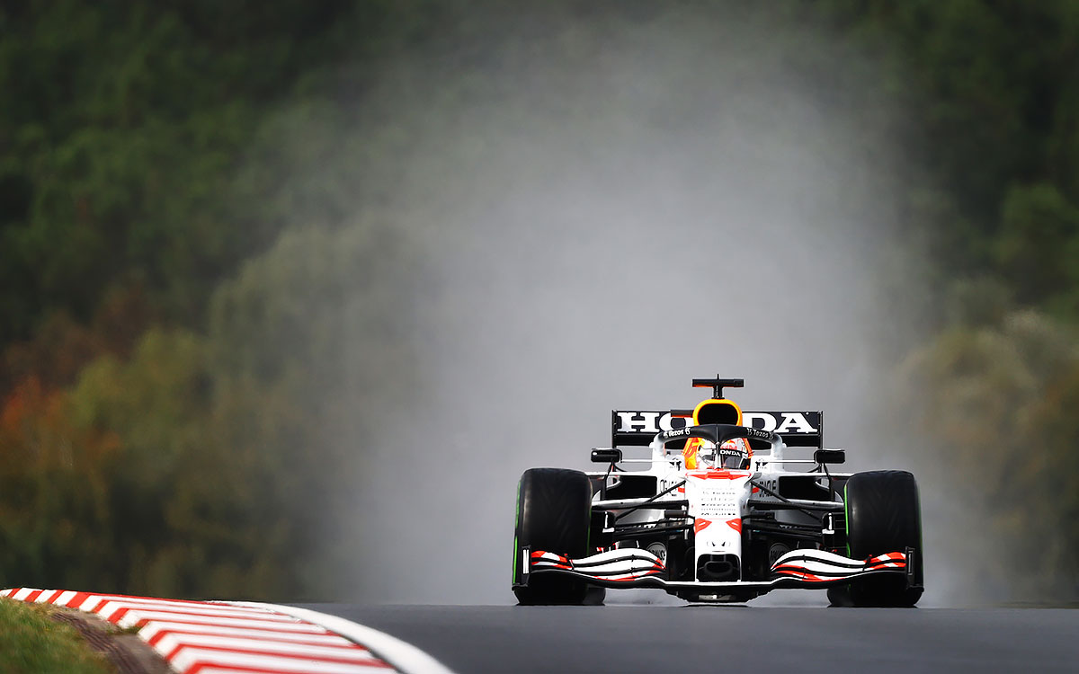 2021年F1土耳其大奖赛三练，在湿滑条件的伊斯坦布尔公园赛道扬起水花行驶的红牛车手维斯塔潘