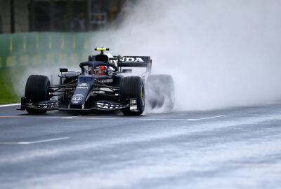 2021年F1土耳其大奖赛三练，在雨中的伊斯坦布尔公园赛道以半雨胎行驶的红牛二队车手加斯利