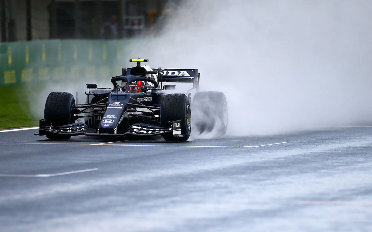 2021年F1土耳其大奖赛三练，在雨中的伊斯坦布尔公园赛道以半雨胎行驶的红牛二队车手加斯利