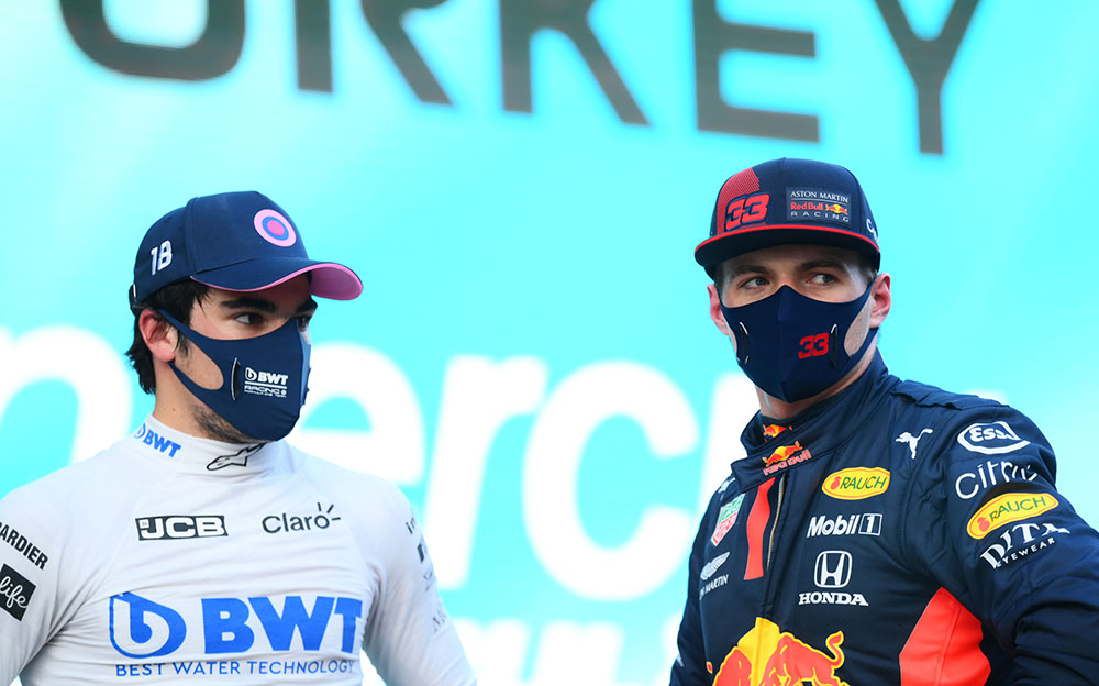 2020年F1土耳其大奖赛排位赛，参加赛后前三采访的红牛-本田车手马克斯·维斯塔潘与赛点车手兰斯·斯特罗尔