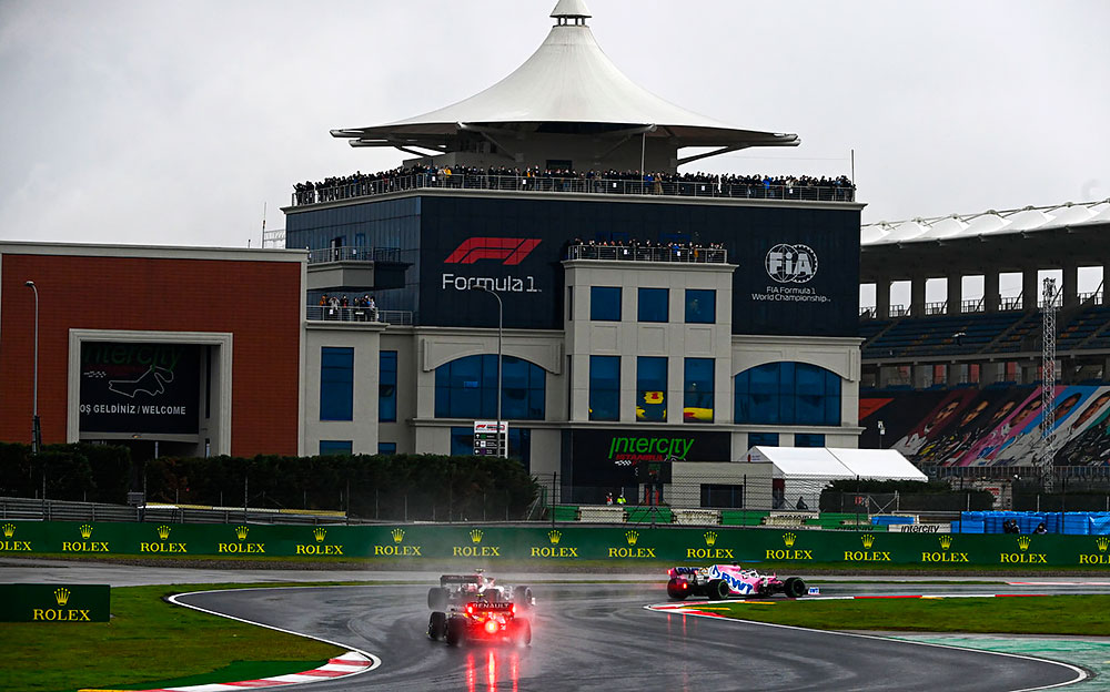 2020年F1土耳其大奖赛排位赛，雨中伊斯坦布尔公园赛道的最后一弯
